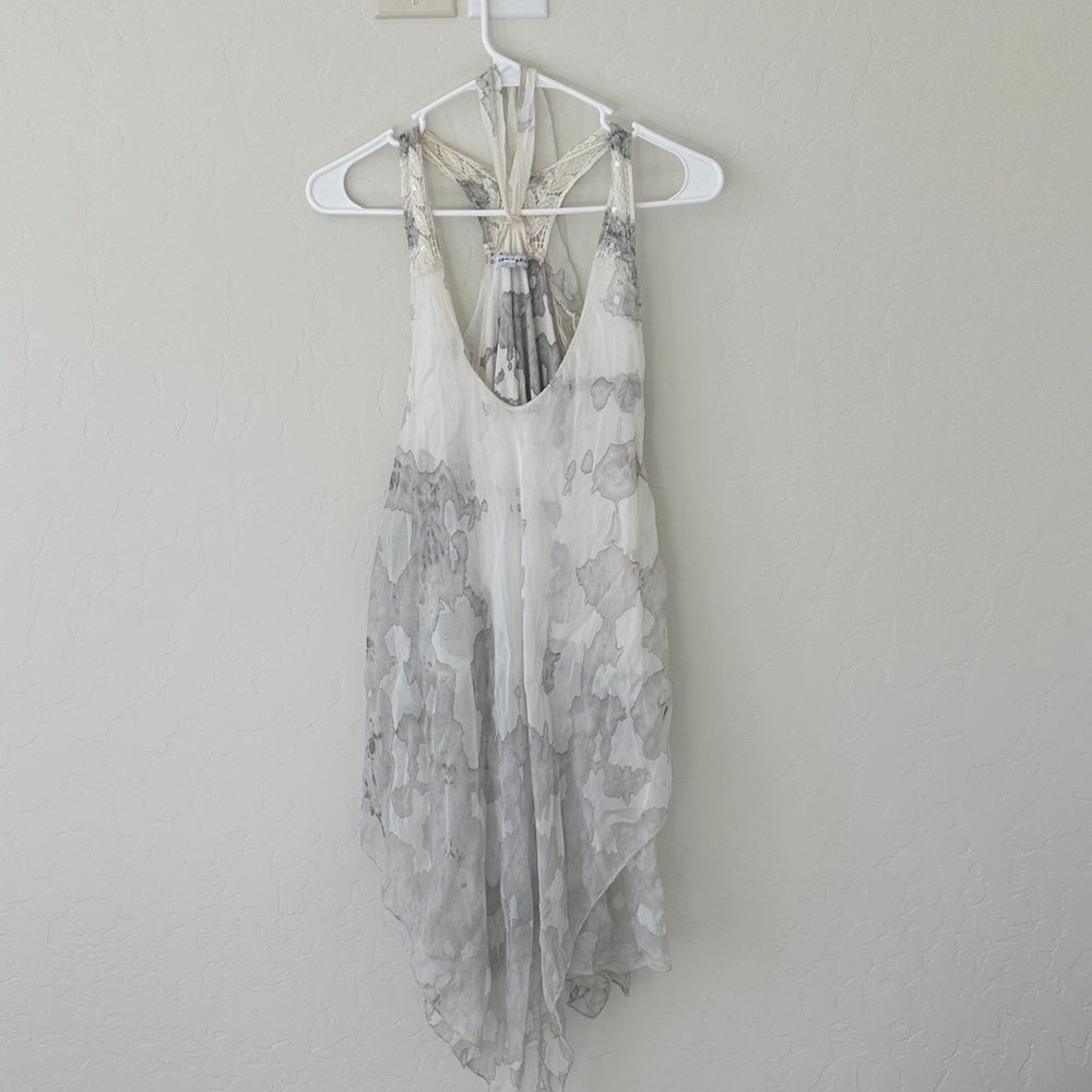 Tempo Paris White and Gray Sleeveless Printed Handkerchief Hem Top